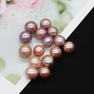 Detail of high-luster 9-14mm Edison pearls in purple and gold tones on floral card