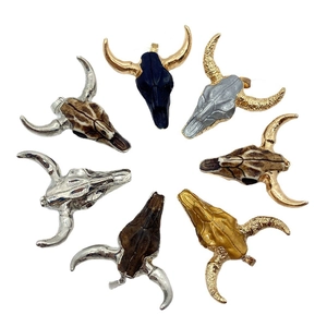 Set di sette ciondoli a forma di teschio di toro in vari colori per creazioni fai da te