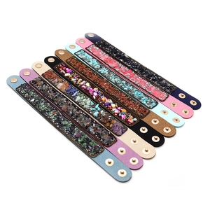 Bracciale bohémien in pelle con pietre naturali multicolori e chiusura a scatto in metallo