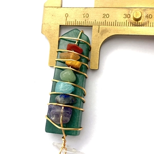 Pendentif chakra en cristal en flèche mesuré par pied à coulisse montrant 15mm de large