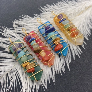 Set van vier pijl-vormige natuurstenen hangers met draadwikkeling en zeven chakra kristallen