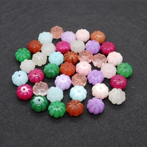 Vue rapprochée de perles citrouilles en pierre naturelle 8x14mm pour création de bijoux