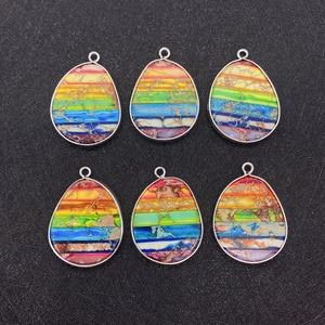 Set van zes regenboog keizersteen hangers in druppelvorm met verzilverde randen
