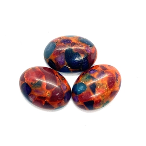 Lot de trois cabochons ovales en turquoise colorée 6x8mm avec veines métalliques