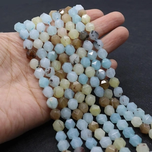Détail macro de perles à facettes en pierre naturelle d'Amazonite pour bijoux DIY