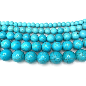 Perles cylindriques turquoises avec texture naturelle et comparaison de tailles sur blanc