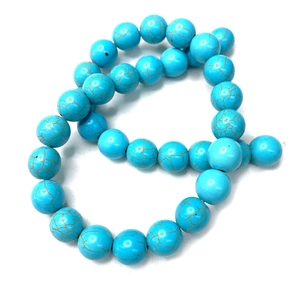 Vue macro de perles cylindriques en pierre turquoise bleue 4x6mm avec matrice brune