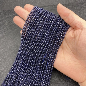 Macro-opname van gefacetteerde blauwe zandsteen kralen met glitters voor DIY sieraden