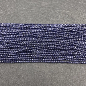 Macro-opname van 2-4mm gefacetteerde blauwe zandsteen kralen voor DIY sieraden en armbanden