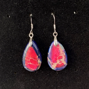 Tropfenohrringe aus Naturstein in Pink und Blau mit Marmortextur und Silberhaken