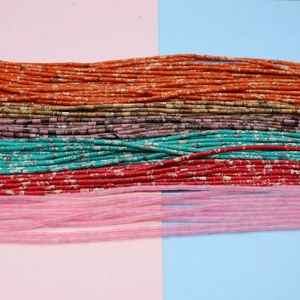 Détail de perles tubes en pierre de 2x4mm colorées pour la création de bijoux DIY