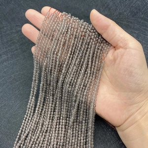 Gedetailleerde macro-opname van gefacetteerde rookkwarts natuursteen kralen voor DIY sieraden