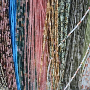 Vue macro de perles de pierre cylindriques multicolores 2x4mm pour bijoux DIY