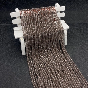 Macro-opname van 3-4mm gefacetteerde rookkwarts kralen voor DIY sieraden maken
