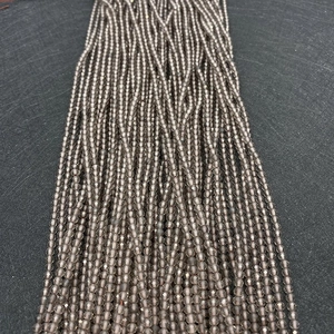 Macro-opname van gefacetteerde donkergrijze rookkwarts kralen voor DIY-sieraden