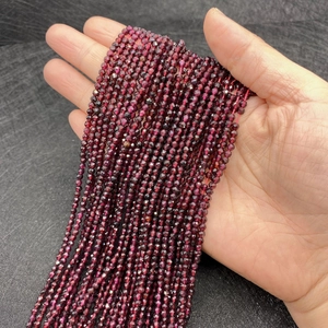 Makroaufnahme von 2-4mm facettierten Granatperlen für DIY-Schmuck und Armbänder