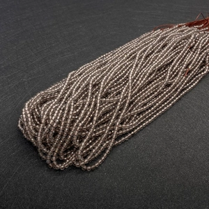 Macro-detail van gefacetteerde rookkwartskralen voor doe-het-zelf sieraden maken