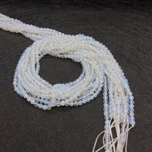 Gros plan de perles d'opale facettées avec reflets irisés pour création de bijoux