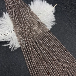Gefacetteerde rookkwarts ronde kralen voor DIY sieraden maken op zwarte achtergrond