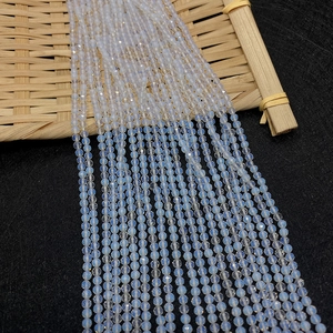 Perles en pierre naturelle opale facettée 2-4mm pour bijoux DIY sur plateau en bambou