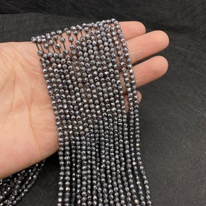 Dettaglio macro di perle di ematite sfaccettate per la creazione di gioielli fai-da-te