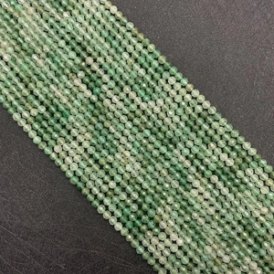 Makroaufnahme von 3-4 mm grünen Natursteinperlen mit Facettenschliff für DIY-Schmuck