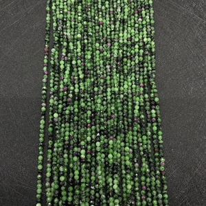 Vue macro de perles en Rubis Zoisite facetté de 2-4mm avec une coupe multi-faces précise