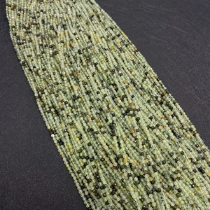Makroaufnahme von 2-4 mm facettierten hellgrünen Prehnit-Perlen für DIY-Schmuck