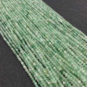 Macro-opname van 2-3mm gefacetteerde groene aventurijn kralen voor DIY sieraden maken