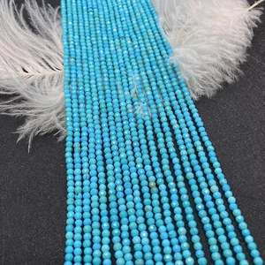 Macro detail van gefacetteerde blauwe turquoise kralenstrengen voor DIY sieraden