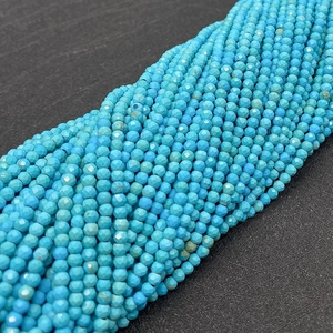 Macro-opname van gefacetteerde turquoise kralen met microsnij-textuur voor DIY sieraden