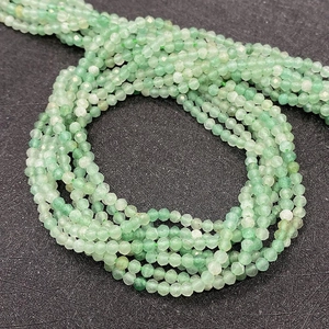 Gedetailleerd beeld van gefacetteerde groene aventurijn kralen voor DIY sieraden