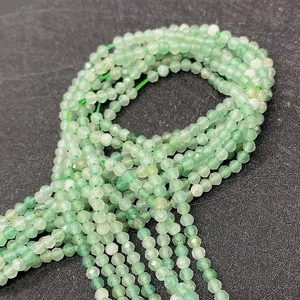 Macro-detail van gefacetteerde groene aventurijn kwarts kralen voor sieraden
