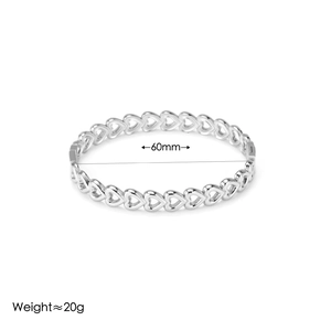 Dettaglio del bracciale traforato a forma di cuore argento con diametro 60mm e peso 20g