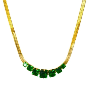 Collier chaîne serpent dorée orné d'élégants zircons verts carrés sur fond blanc