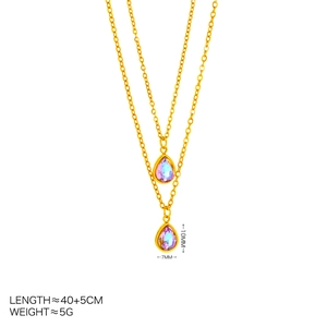 Collier double rang doré avec pendentifs goutte en cristal violet sur fond blanc