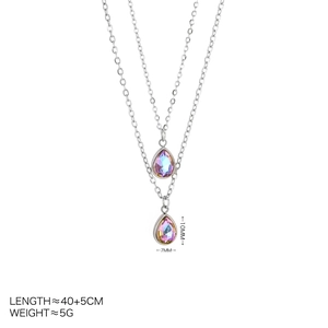 Vue détaillée d'un collier argenté à deux couches avec pendentifs gouttes arc-en-ciel