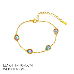 Détails du bracelet en acier doré avec cristaux irisés en forme de poire et chaîne ajustable