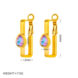 Vue détaillée de boucles d'oreilles rectangles dorées avec pierres multicolores et mesures