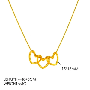 Detailansicht goldener Dreifach-Herzanhänger an einer feinen Schlangenkette für Damen