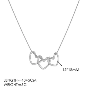 Details zur Herz-Halskette mit Maßen 15x18mm und Kettenlänge 40+5cm auf weißem Hintergrund