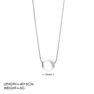 Collana minimalista con ciondolo a perla bianca da 15mm e catena a serpente d'argento