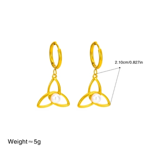 Golden Irish knot triangle earrings with central pearl accents and 2.1cm drop length