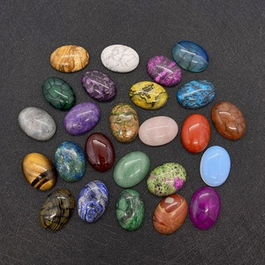 Macro-opname van diverse 18x25mm ovale edelsteen cabochons zoals tijgeroog en agaat