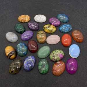 Detailweergave van gepolijste 18x25mm ovale edelsteen cabochons in diverse kleuren
