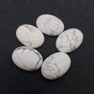 Macro detail van ovale witte turkoois cabochon stenen met grijs geaderde textuur
