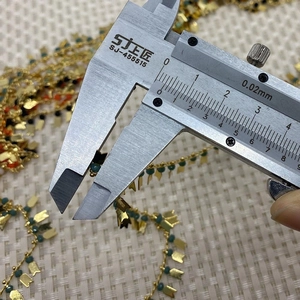 Detail der 3x10mm Naturstein-Kristallkette, gemessen mit Messschieber für DIY-Schmuck