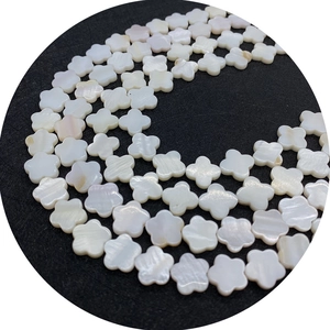 Natuurlijke witte zoetwater schelpkralen in pruimenbloesemvorm voor DIY sieraden