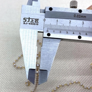 Detailansicht der 3mm weißen ABS Perlenkette mit Messschieber für präzise Maße