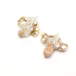 Handgemaakte draadgewikkelde hanger met natuurlijke barokparel en roze kristal